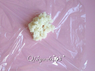 3、鱼子酱军舰寿司,取适量米饭用保鲜膜包裹住，揉成长椭圆形饭团。