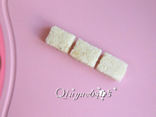 4、鱼子酱军舰寿司,或者是切成长方形的饭团。