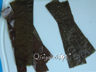 5、鱼子酱军舰寿司,把海苔剪成比饭团高度宽的长条。