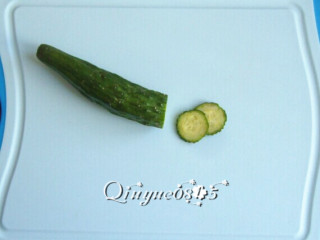 7、鱼子酱军舰寿司,黄瓜切片