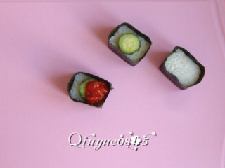 8、鱼子酱军舰寿司,在围好的米饭上放黄瓜片，再把鱼子酱放上面。