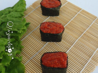 9、鱼子酱军舰寿司,填满鱼子酱。