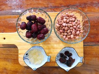 1、养生养颜之花生红枣桂圆汤,首先我们准备好所有食材！