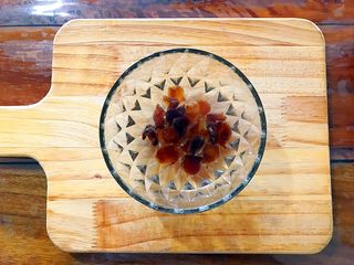 3、养生养颜之花生红枣桂圆汤,桂圆干稍微洗一下，用温开水浸泡一会儿！