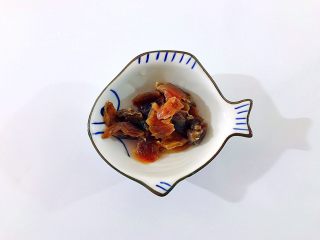 4、养生养颜之花生红枣桂圆汤,桂圆干泡好之后沥干水分，备用！