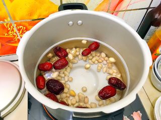 6、养生养颜之花生红枣桂圆汤,放入红枣！