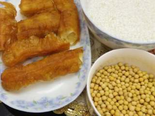 1、糯米团,糯米先用开水泡两小时！