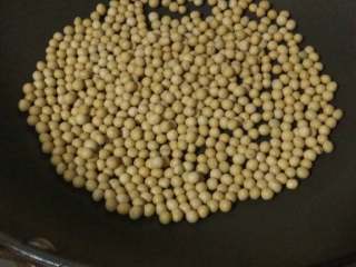 2、糯米团,黄豆用水洗干净，沥干水份后，放在锅里炒（不用放油哟），小火，炒到黄豆颜色变深开口即可。