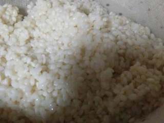 3、糯米团,泡好的糯米，把水沥干，蒸锅上放纱布，把糯米放在纱布上，开大火蒸30分钟。