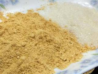 5、糯米团,炒好的黄豆，放凉了，用料理机磨成黄豆粉，在黄豆粉里加入白砂糖，和匀！