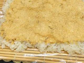 7、糯米团,在糯米上铺上一层加了白砂糖的黄豆粉。