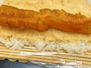 8、糯米团,把油条分成两断，放在黄豆粉上。