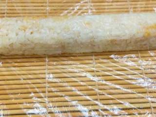 9、糯米团,开始裹，就像裹寿司一样，一定要裹紧，切的时候才不会散开。