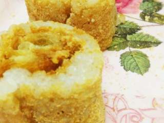 10、糯米团,裹好后在糯米团外面在裹上一层黄豆粉，用刀切成小段，ok装盘！✌和小时候吃的是一个味！