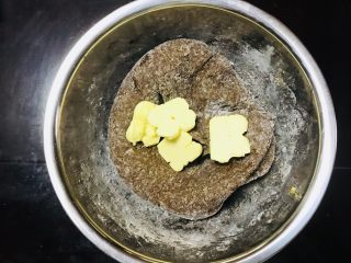 4、可可坚果全麦面包,揉20分钟左右，加入黄油