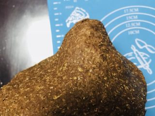 5、可可坚果全麦面包,继续揉15分钟左右，能出薄薄的膜就行（我这边是可可，加上光线原因，里面拳头撑起来的地方，已经是很薄的膜了）