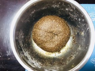 6、可可坚果全麦面包,放入盆里，盖上湿毛巾，发酵1小时，至1.5至2倍大，手指戳动不回缩就行