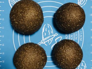 7、可可坚果全麦面包,发酵好后，面团排气。分成4份，搓圆静置15分钟