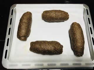 10、可可坚果全麦面包,从一段卷起，收口朝下放置（注意卷起时，一定要收紧）。