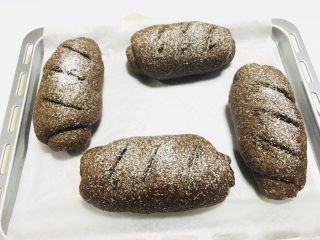 13、可可坚果全麦面包,出炉，拿出冷却，撒上糖粉即可