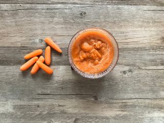 1、胡萝卜椰蓉卷,90克胡萝卜加70克水，用机器打成很细腻的泥。