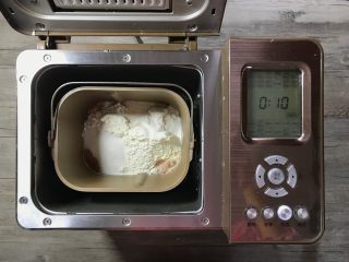 2、胡萝卜椰蓉卷,面团材料（除黄油外），放入面包机内，设置和面10分钟。