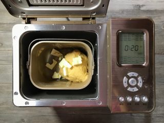 3、胡萝卜椰蓉卷,加入黄油，再设置和面20分钟。