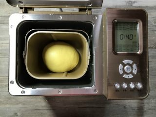 5、胡萝卜椰蓉卷,将面团收圆，进行基础发酵，设置时间40分钟。