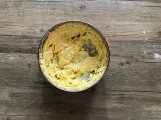 6、胡萝卜椰蓉卷,分次加入蛋液，打匀。 