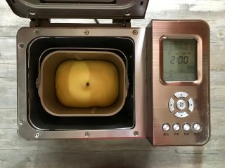 7、胡萝卜椰蓉卷,基础发酵结束，可以用手指沾干粉插入面团拔起，洞口不回缩不塌陷即可。