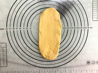 9、胡萝卜椰蓉卷,取一面团，擀成长舌形，四周拍出空气。