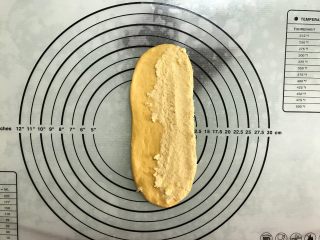 10、胡萝卜椰蓉卷,翻面后一侧抹上椰蓉馅。