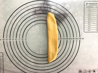 11、胡萝卜椰蓉卷,对折。