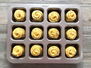 12、胡萝卜椰蓉卷,摆入模内