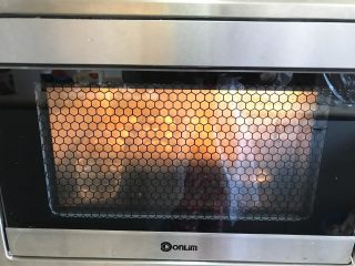 13、胡萝卜椰蓉卷,放入烤箱进行二发，约30分钟。