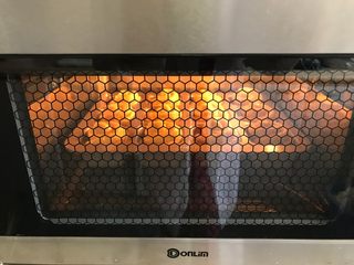 14、胡萝卜椰蓉卷,放入预热好的烤箱，烘烤20分钟左右。