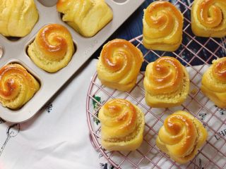 15、胡萝卜椰蓉卷,取出脱模晾凉。