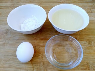 1、自制蛋黄沙拉酱,准备食材！