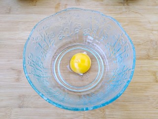 3、自制蛋黄沙拉酱,把蛋黄放入一个稍大一点的碗中。