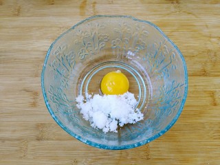 4、自制蛋黄沙拉酱,加入白糖。