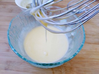 9、自制蛋黄沙拉酱,加入白醋后，搅拌均匀，酱会变得稀一些。