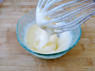 11、自制蛋黄沙拉酱,直至所有的油和醋全部用完，美味的蛋黄沙拉酱就制作完成了！