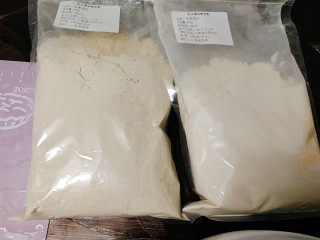 1、早餐+烫面葱油饼,准备了全麦粉，中筋面粉