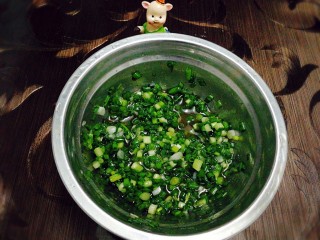 9、早餐+烫面葱油饼,油，这时的调味料一定要加够哦，搅拌均匀即可