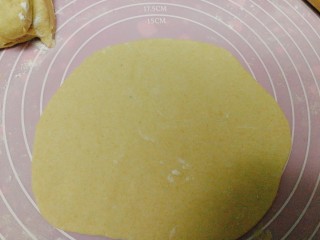 12、早餐+烫面葱油饼,分成大小一样的剂子，擀平，厚度比饺子皮厚一点即可