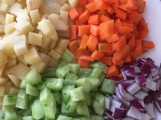 1、红烧贝壳面,土豆、黄瓜、胡萝卜、洋葱头全部切丁备用