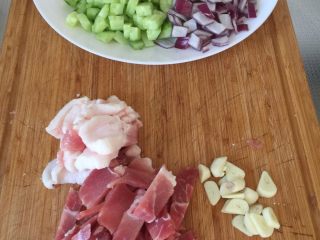 3、红烧贝壳面,一块五花肉（肥瘦的也行）切片，蒜切末备用