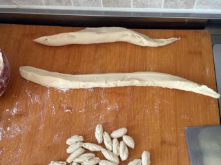 4、红烧贝壳面,将醒好的面全部切成细长条