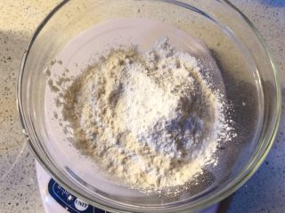 3、虾扯蛋,称量50g低筋面粉，8g澄粉，1.5g泡打粉，混在一起。