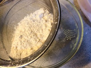 4、虾扯蛋,过筛。